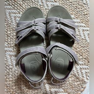 Women’s Tevas 6.5
